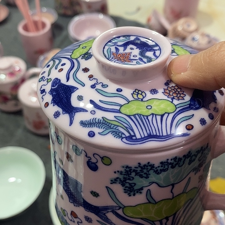 摆件陶红稀土古彩鱼藻纹办公杯