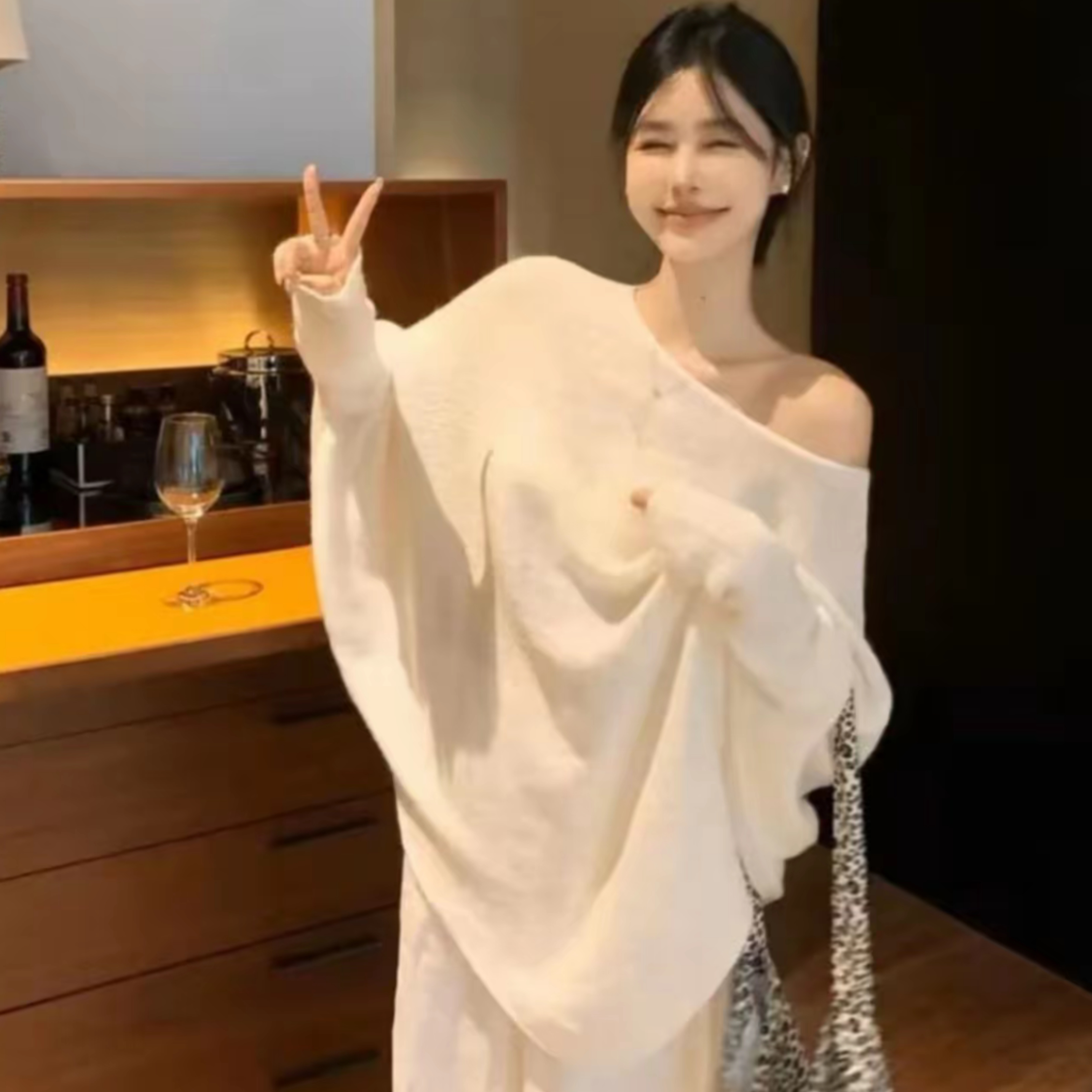 洋气长袖早秋蝙蝠袖慵懒风不规则高级感气质显瘦百搭软糯针织衫