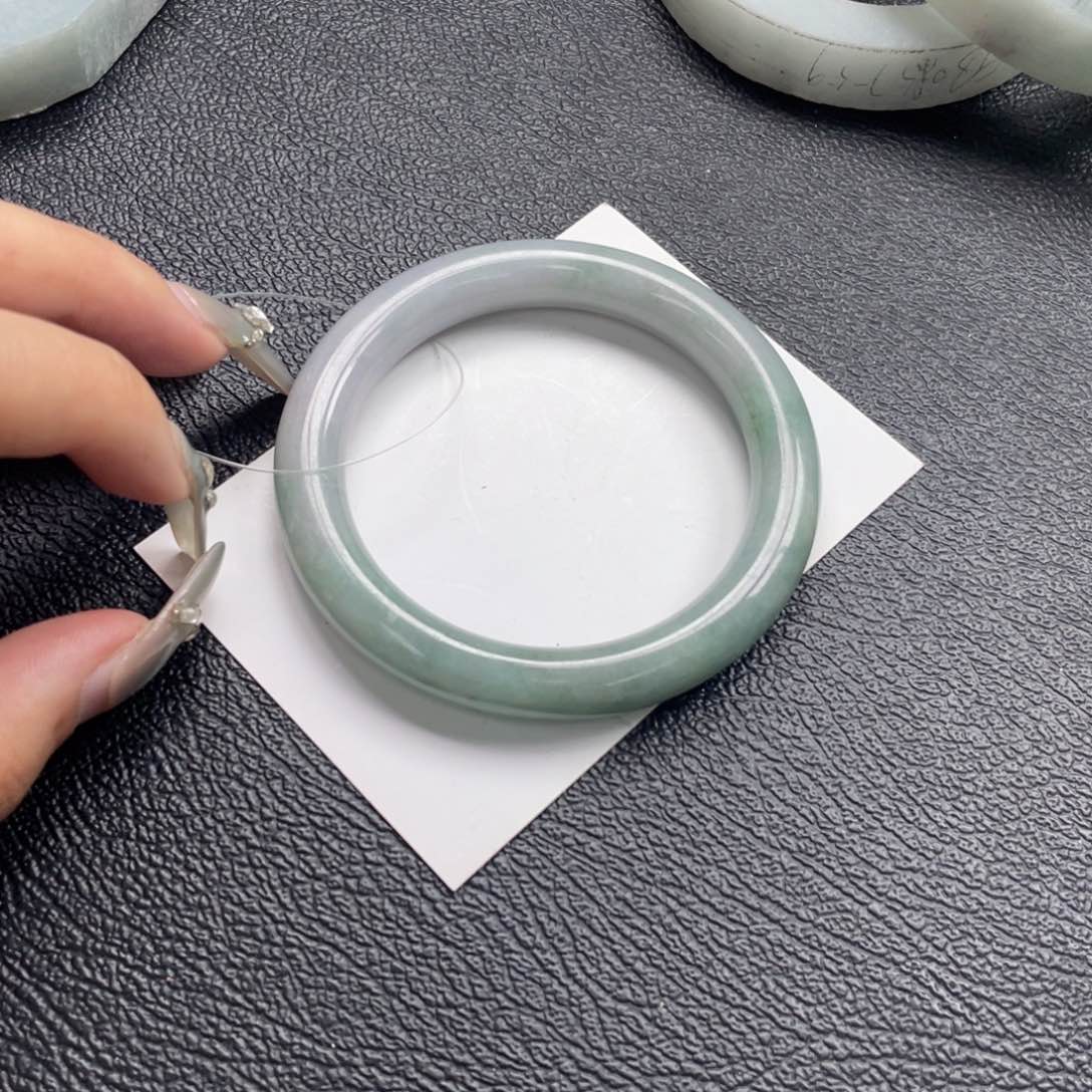 翡翠手镯未镶嵌翡翠