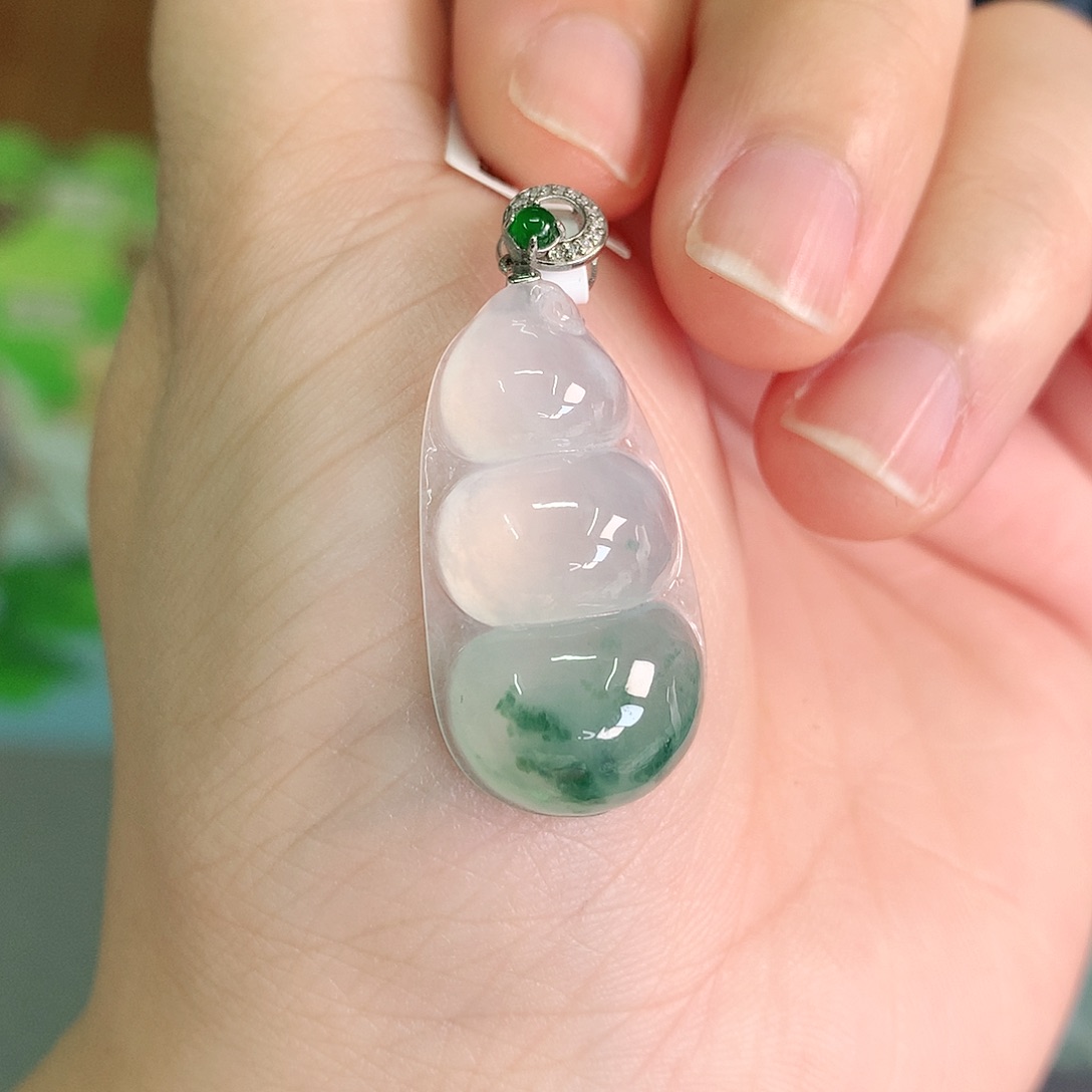 翡翠颈饰18K金镶嵌冰胶飘绿豆子29*15*6.7