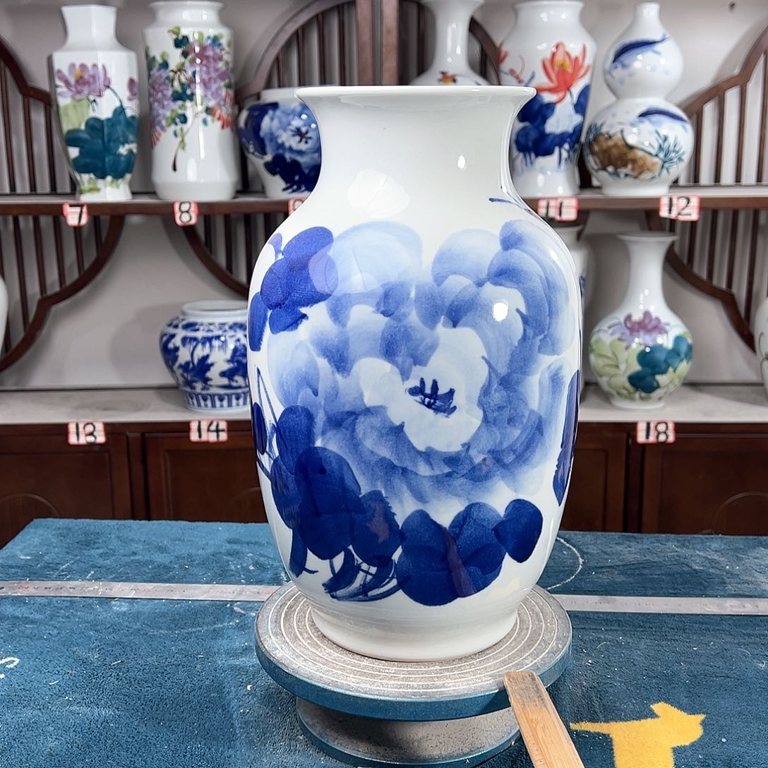 摆件景德镇陶瓷大冬青牡