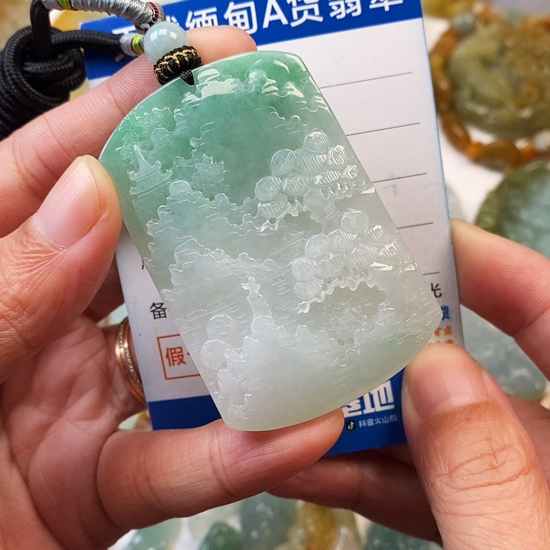 L***.翡翠未镶嵌颈饰山水