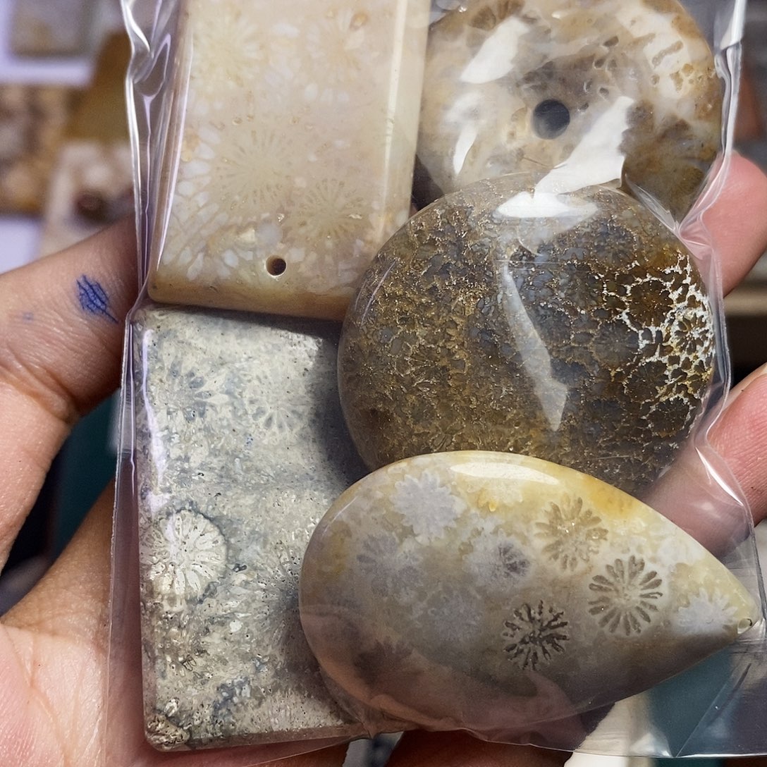 石英质玉（非洲翠）合金颈饰