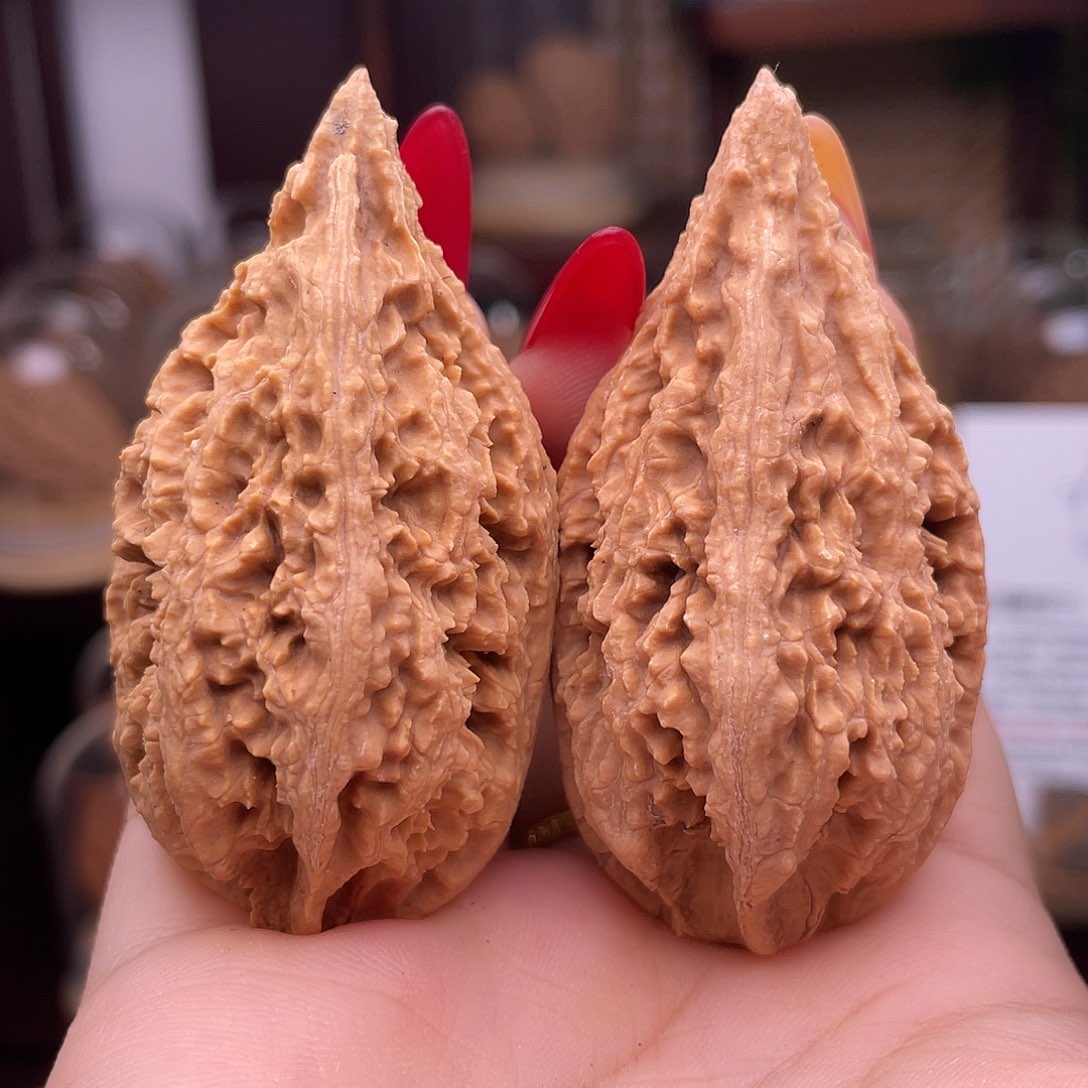 信***心文玩核桃吊坠蚂蚁纹金梭子