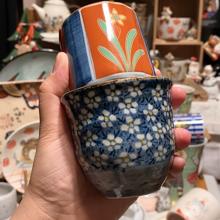 手握杯茶杯水杯二个一起