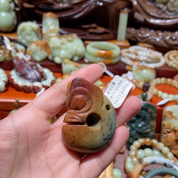 岫岩河磨玉（透闪石质玉）把件未镶嵌