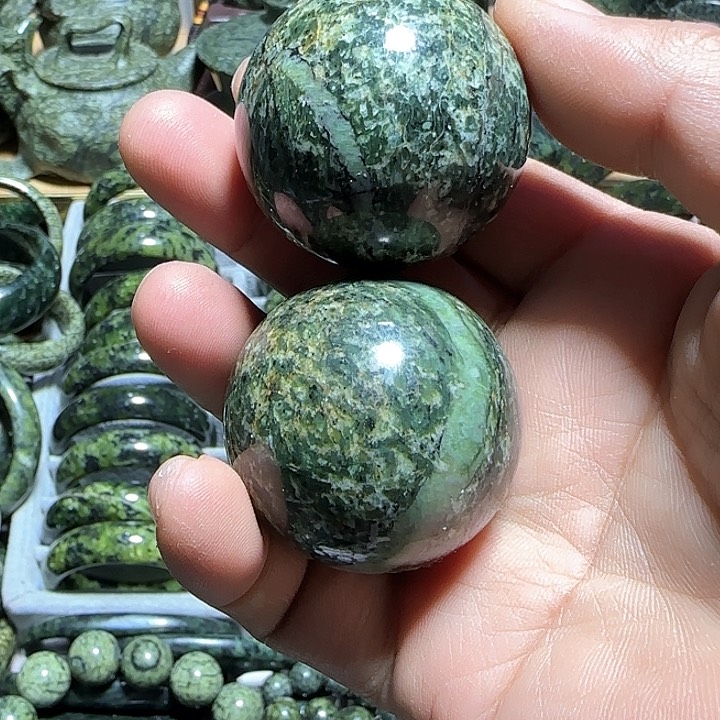 蛇纹石玉手球未镶嵌