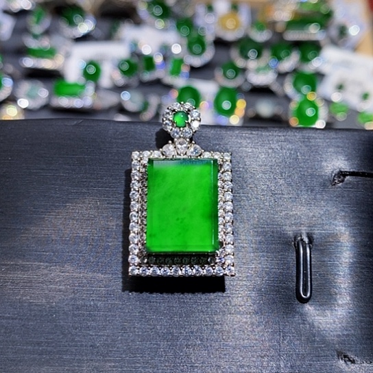 翡翠未镶嵌颈饰吊坠