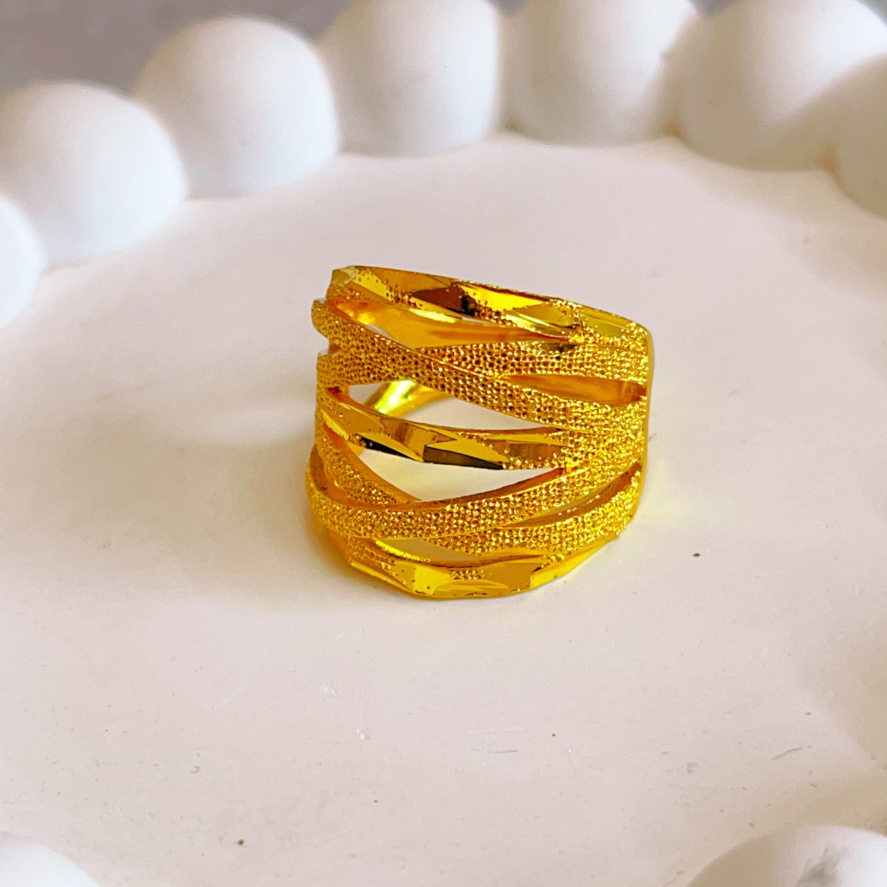 铜合金戒指 时尚休闲金色爆款戒指。