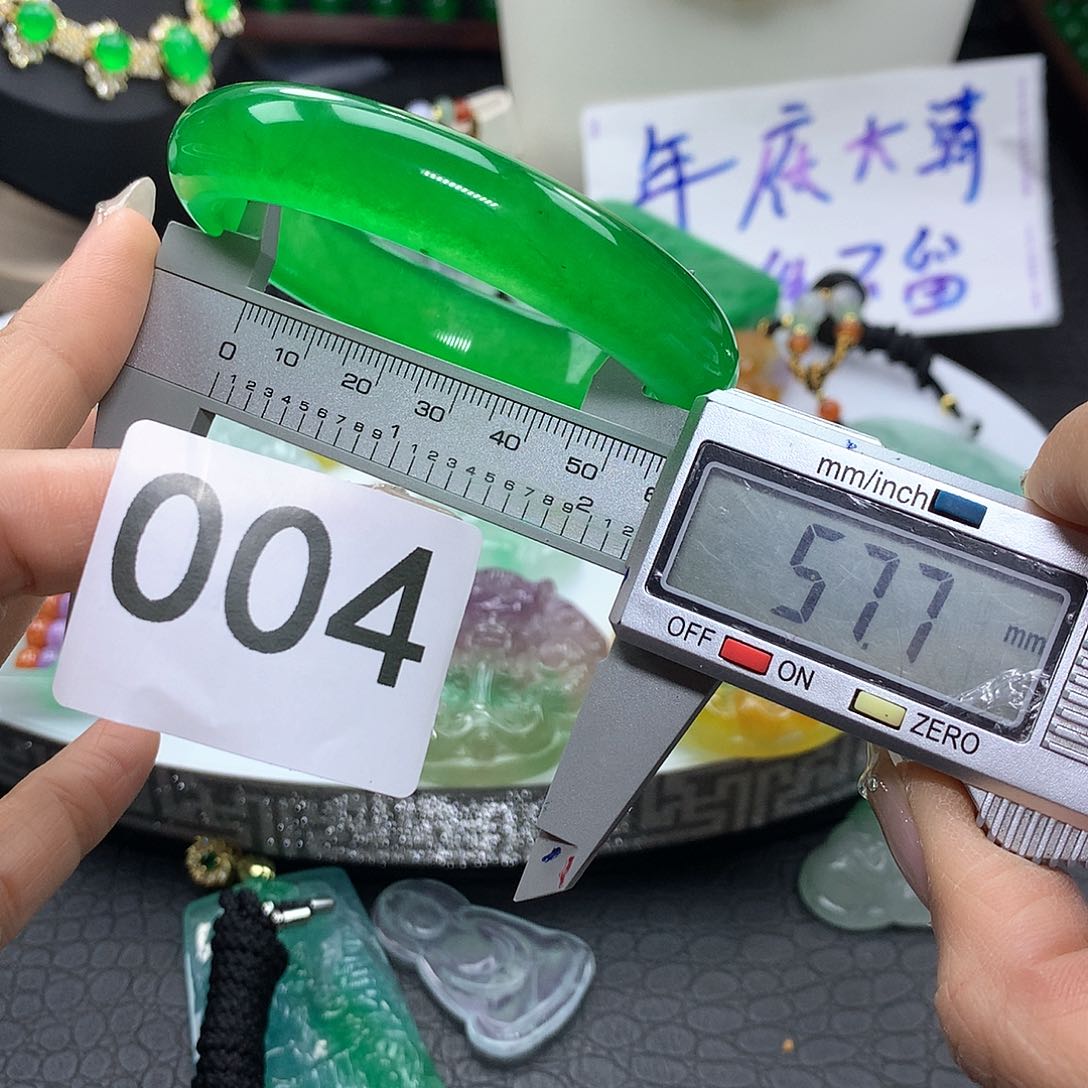 翡翠吊坠(赠链)未镶嵌
