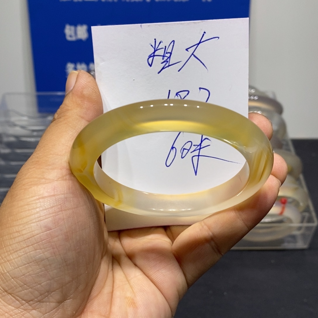 不***呀玛瑙/玉髓未镶嵌手镯