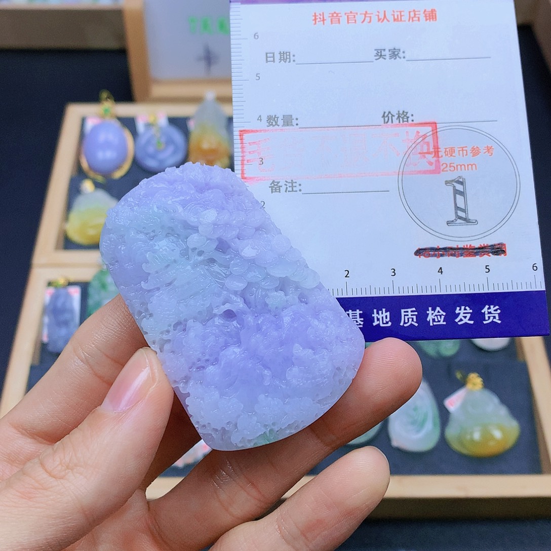 钟***鸡翡翠未镶嵌颈饰翡翠