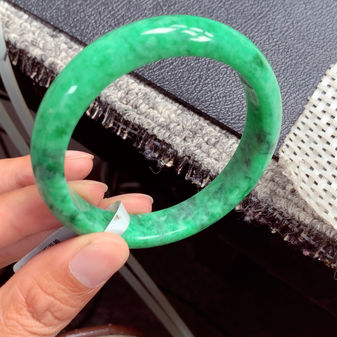 翡翠手镯未镶嵌缅甸