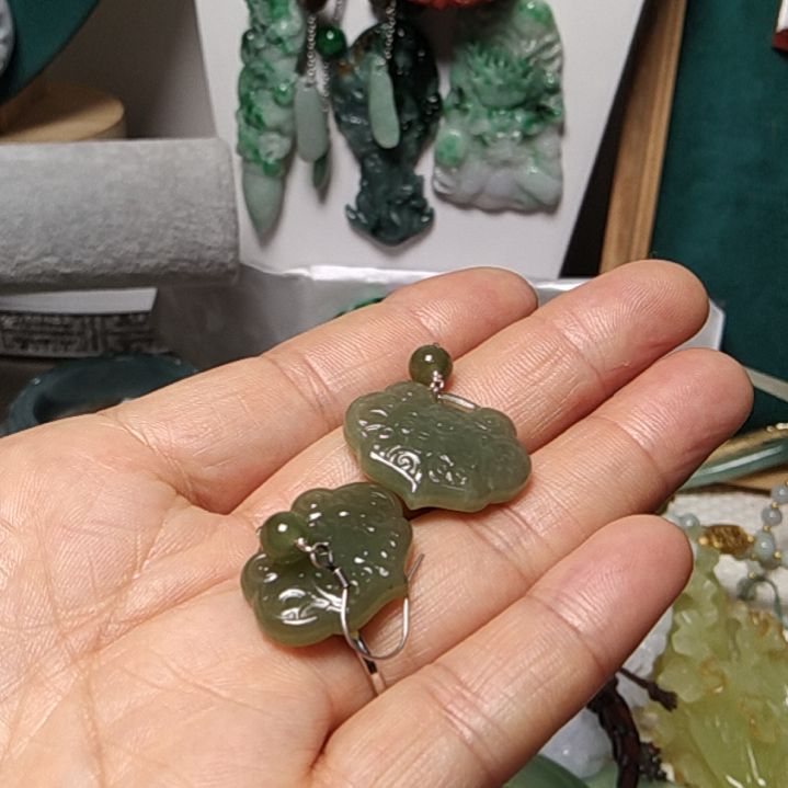 蛇纹石玉吊坠未镶嵌春***回