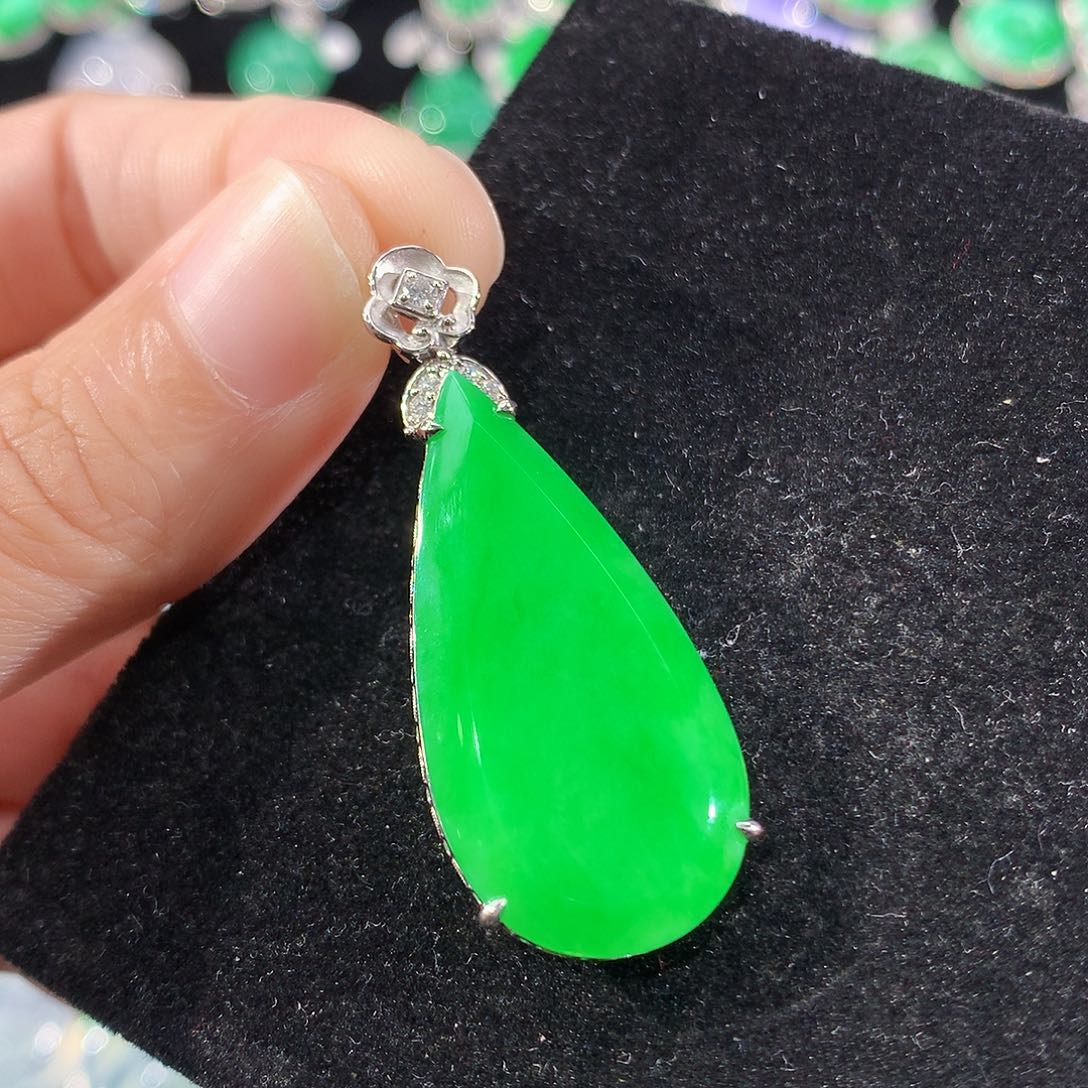 翡翠18K金镶嵌颈饰