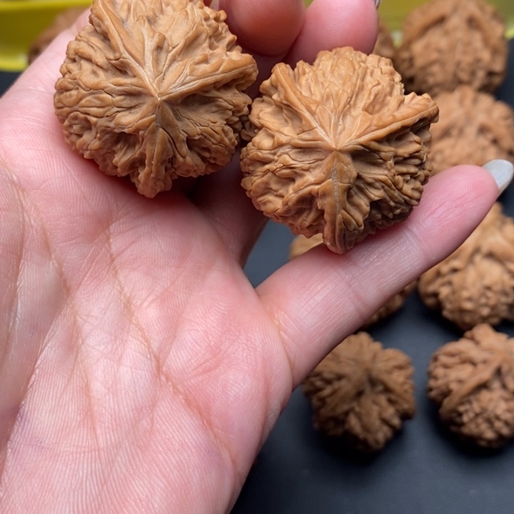 文玩核桃吊坠三棱