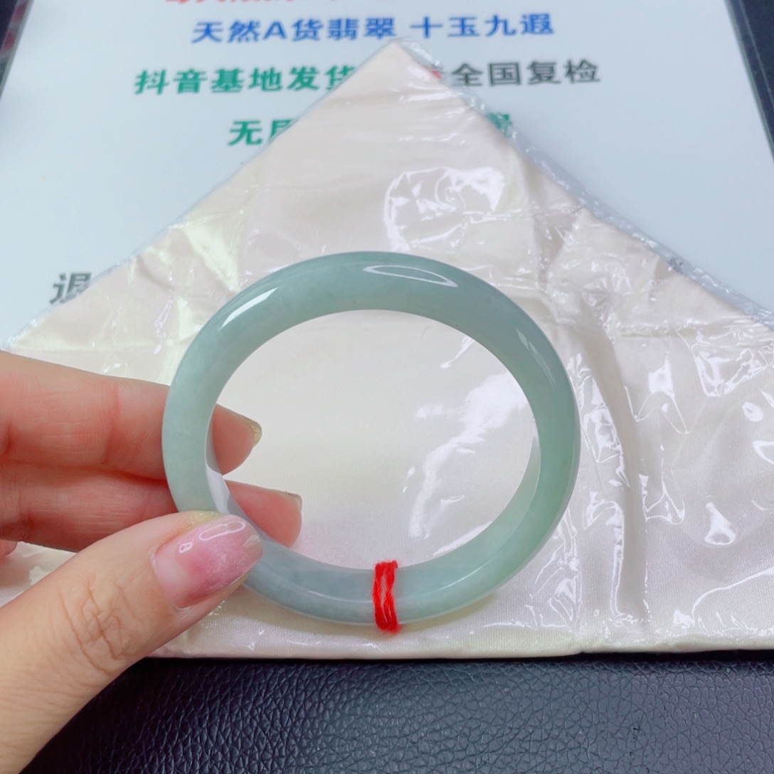 王***依翡翠手镯未镶嵌天然
