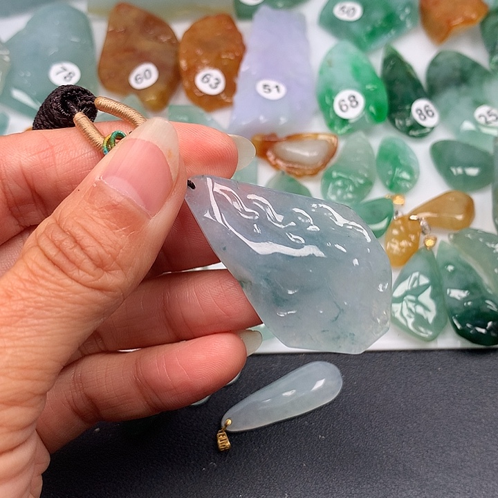 翡翠未镶嵌颈饰随型