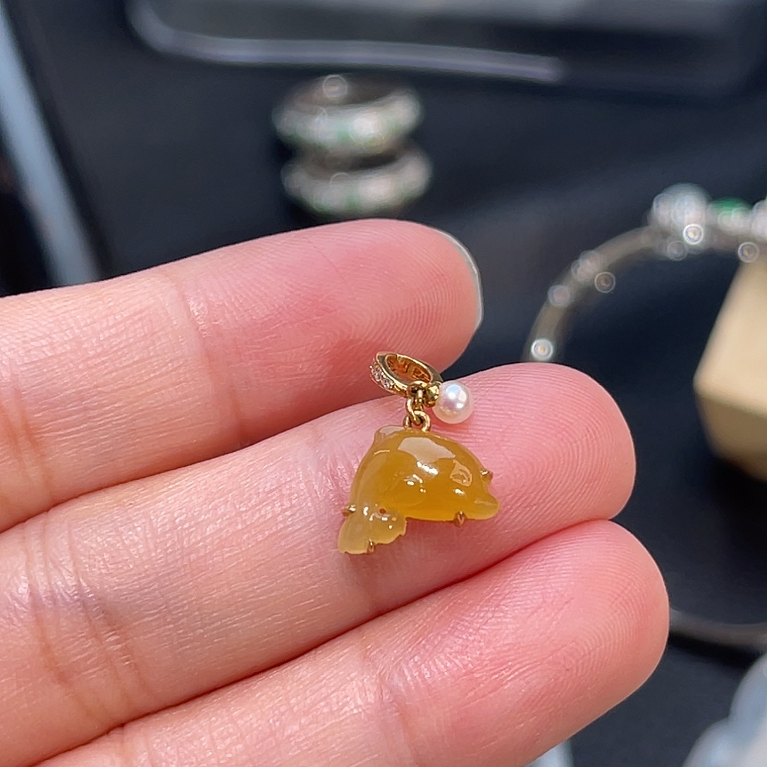 翡翠18K金镶嵌颈饰黄翡海豚