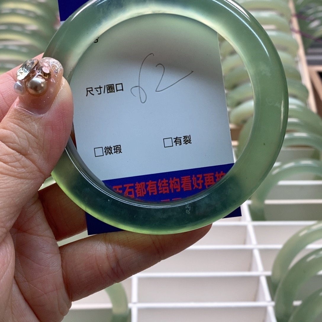 蛇纹石玉手镯未镶嵌是**?