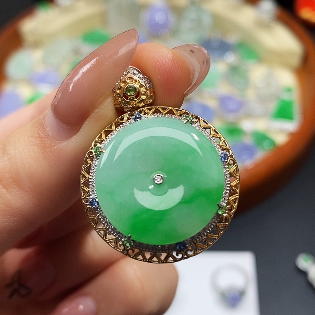 翡翠颈饰18K金镶嵌翡翠