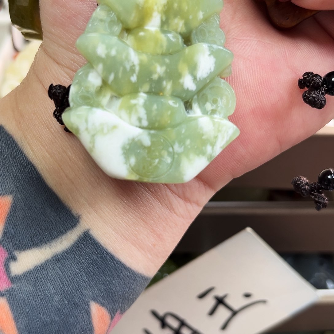 蛇纹石玉颈饰未镶嵌