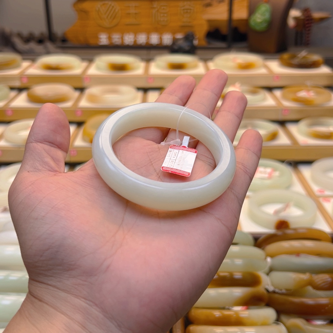 晴***李和田玉未镶嵌手镯18