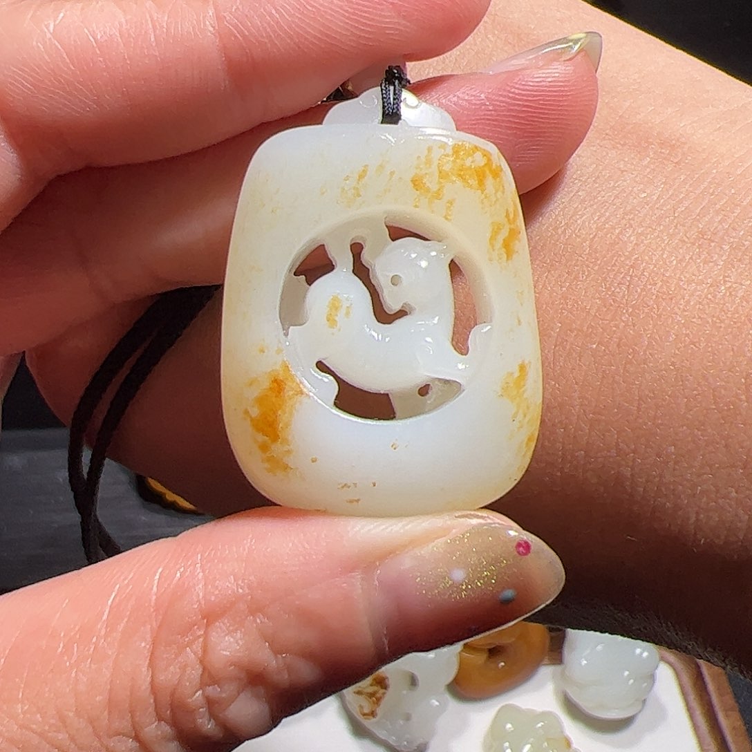 和田玉未镶嵌车挂吃****王