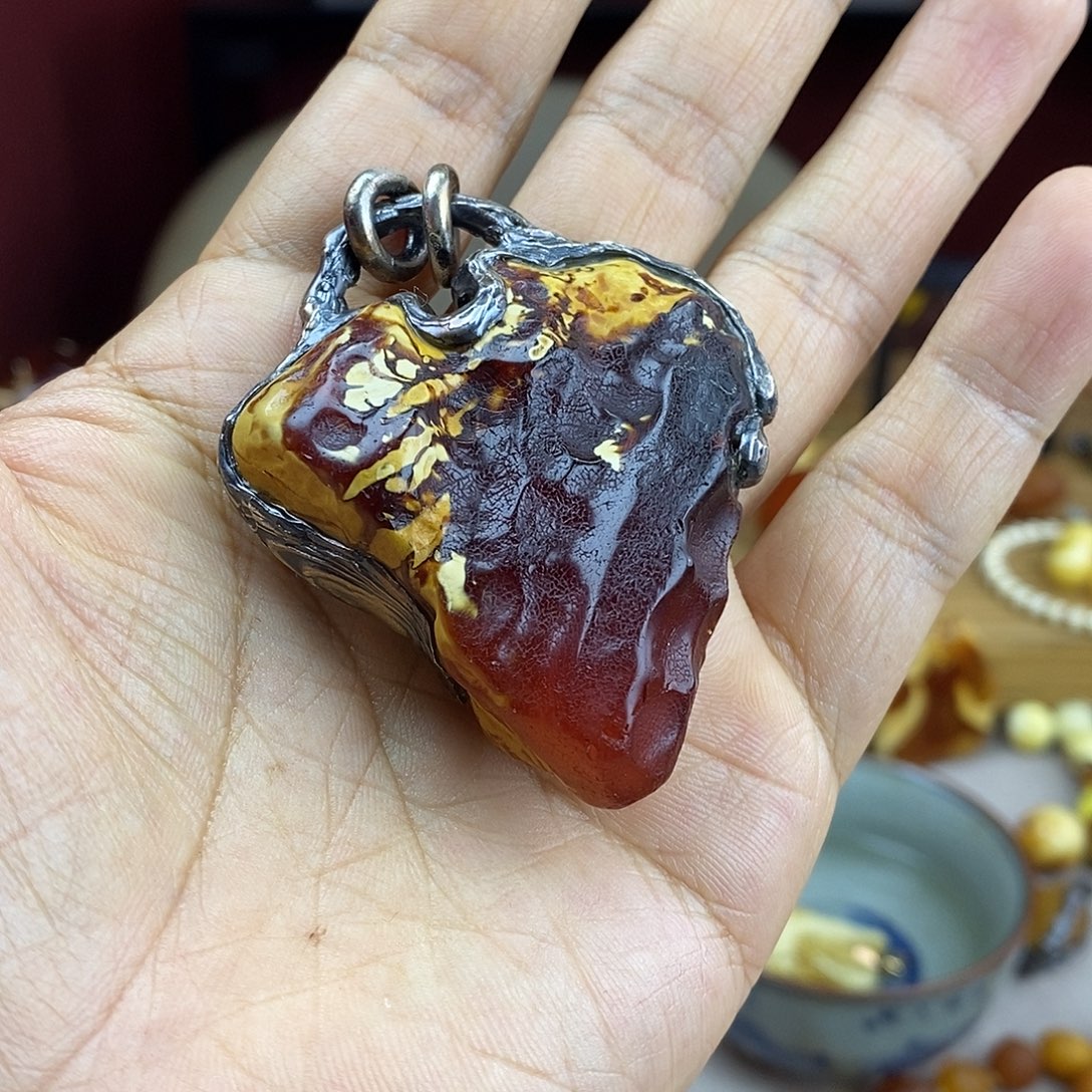 墨***爸琥珀未镶嵌颈饰红妖彩虹渐变挂坠39.8克