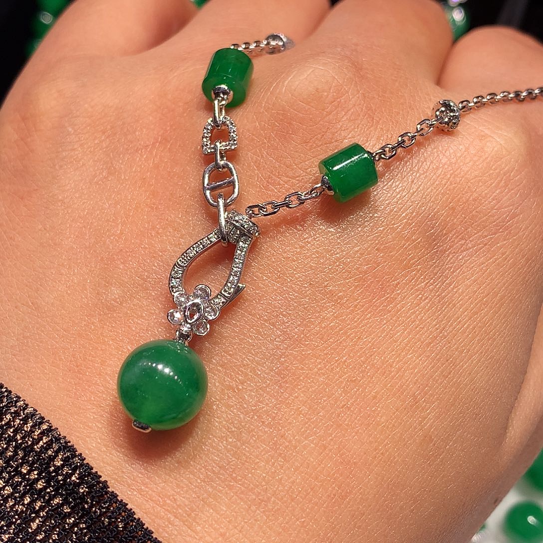 翡翠18K金镶嵌颈饰