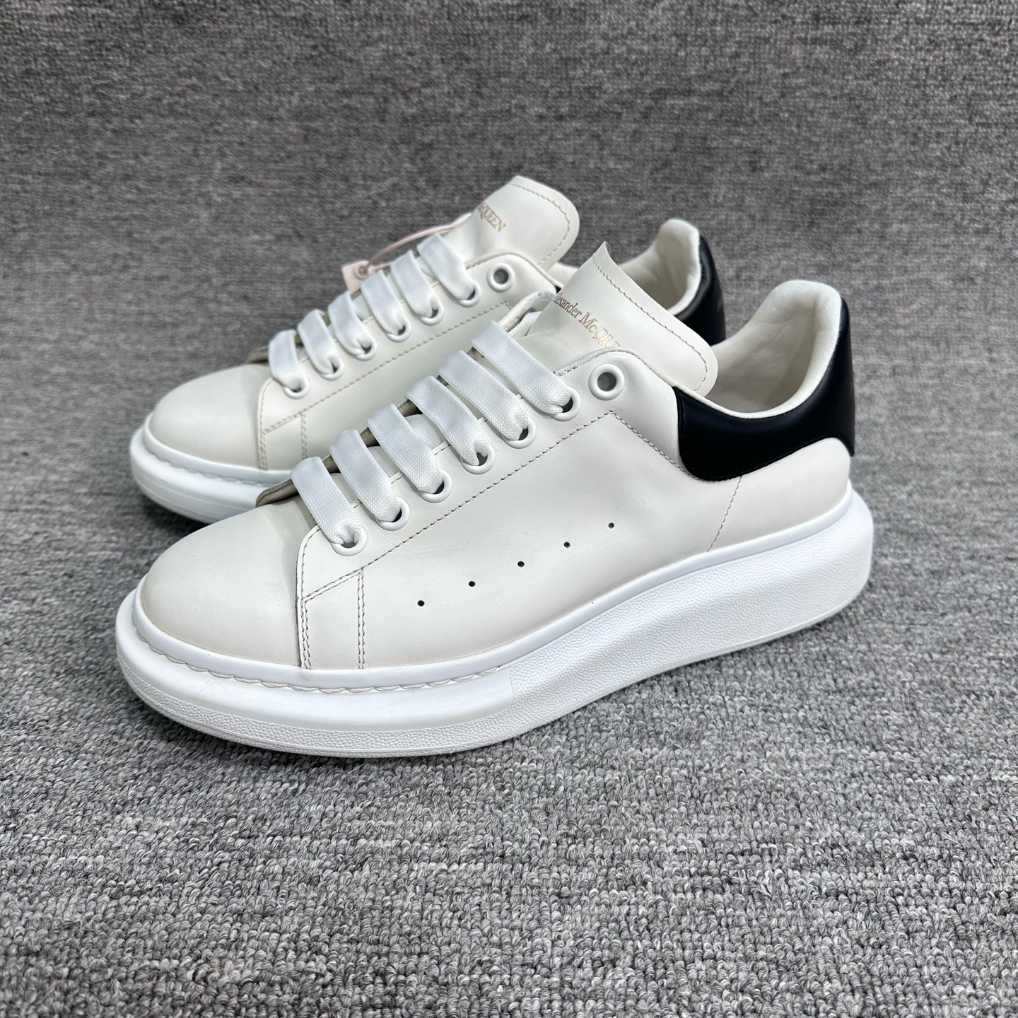 99新 Alexander McQueen/亚历山大·麦昆 41 麦昆黑白尾准新休闲鞋