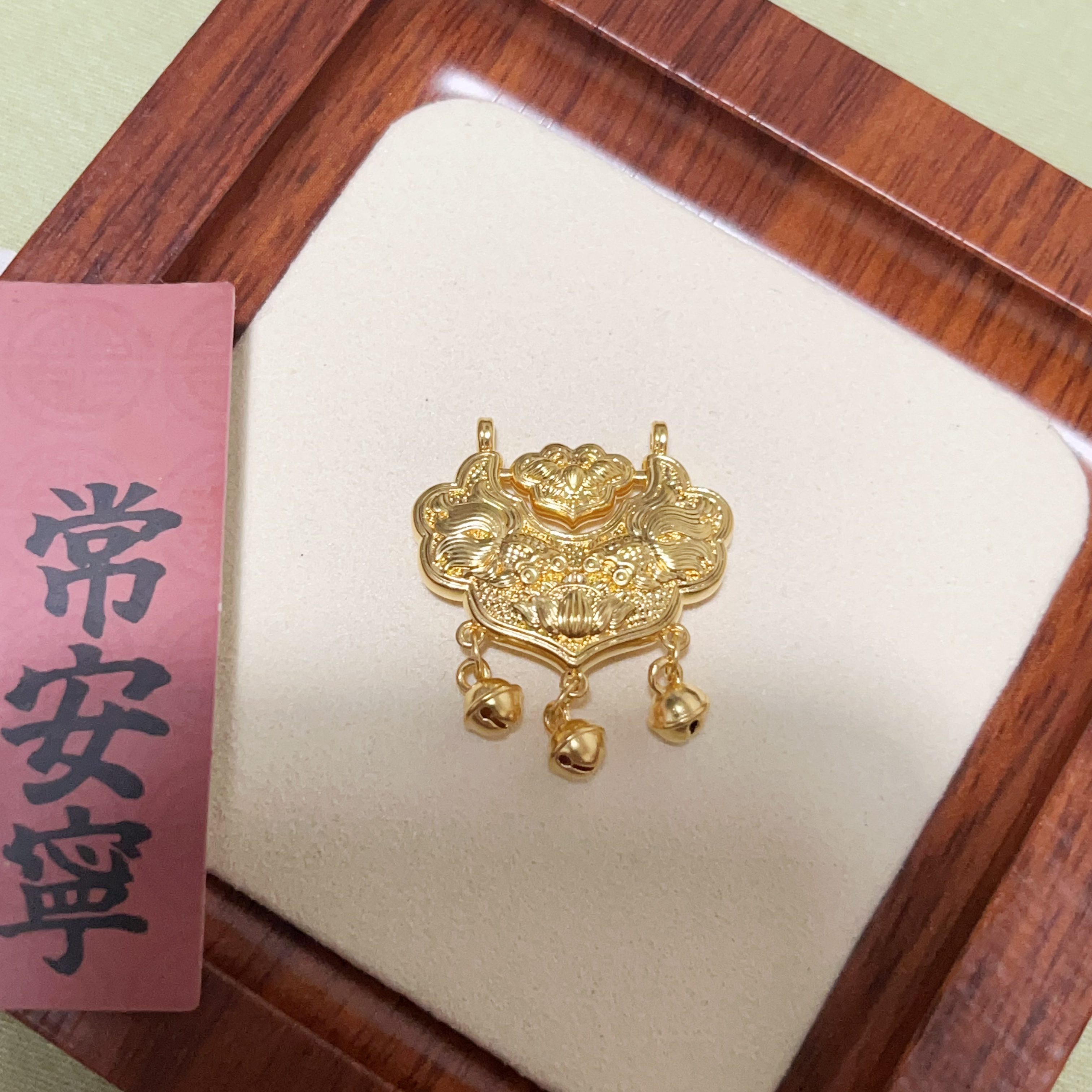 足金999双鱼锦鲤锁鱼戏莲叶间双环扣头5d硬金工艺。