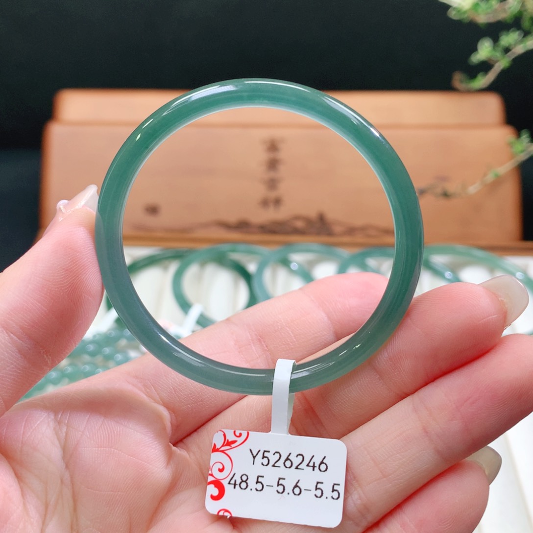 翡翠手镯未镶嵌天然