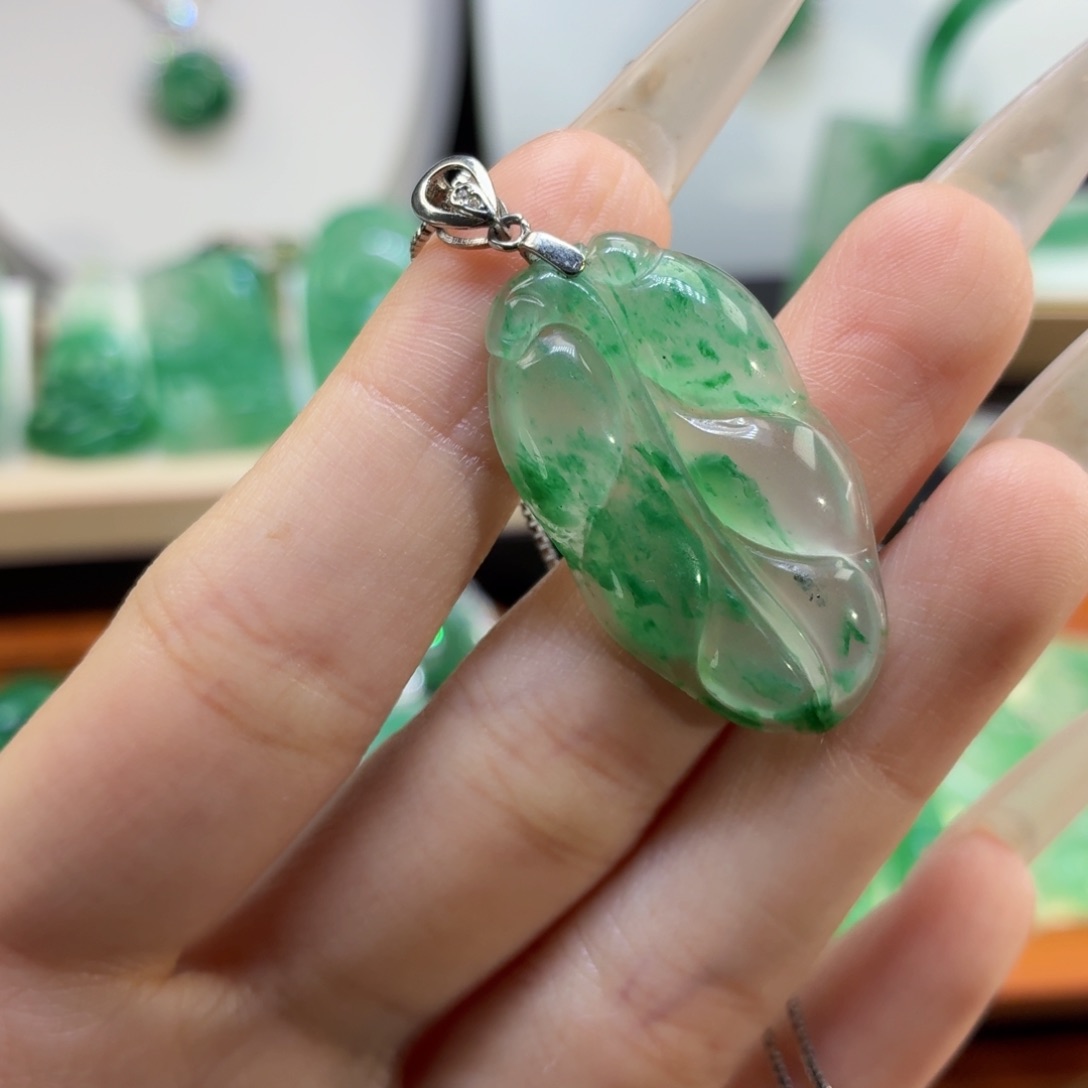 石英质玉（非洲翠）未镶嵌颈饰AB