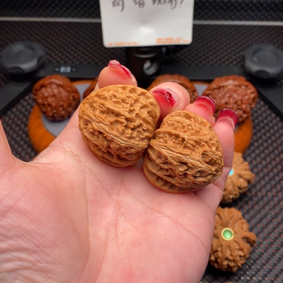 文玩核桃把件三角白37边39肚漏