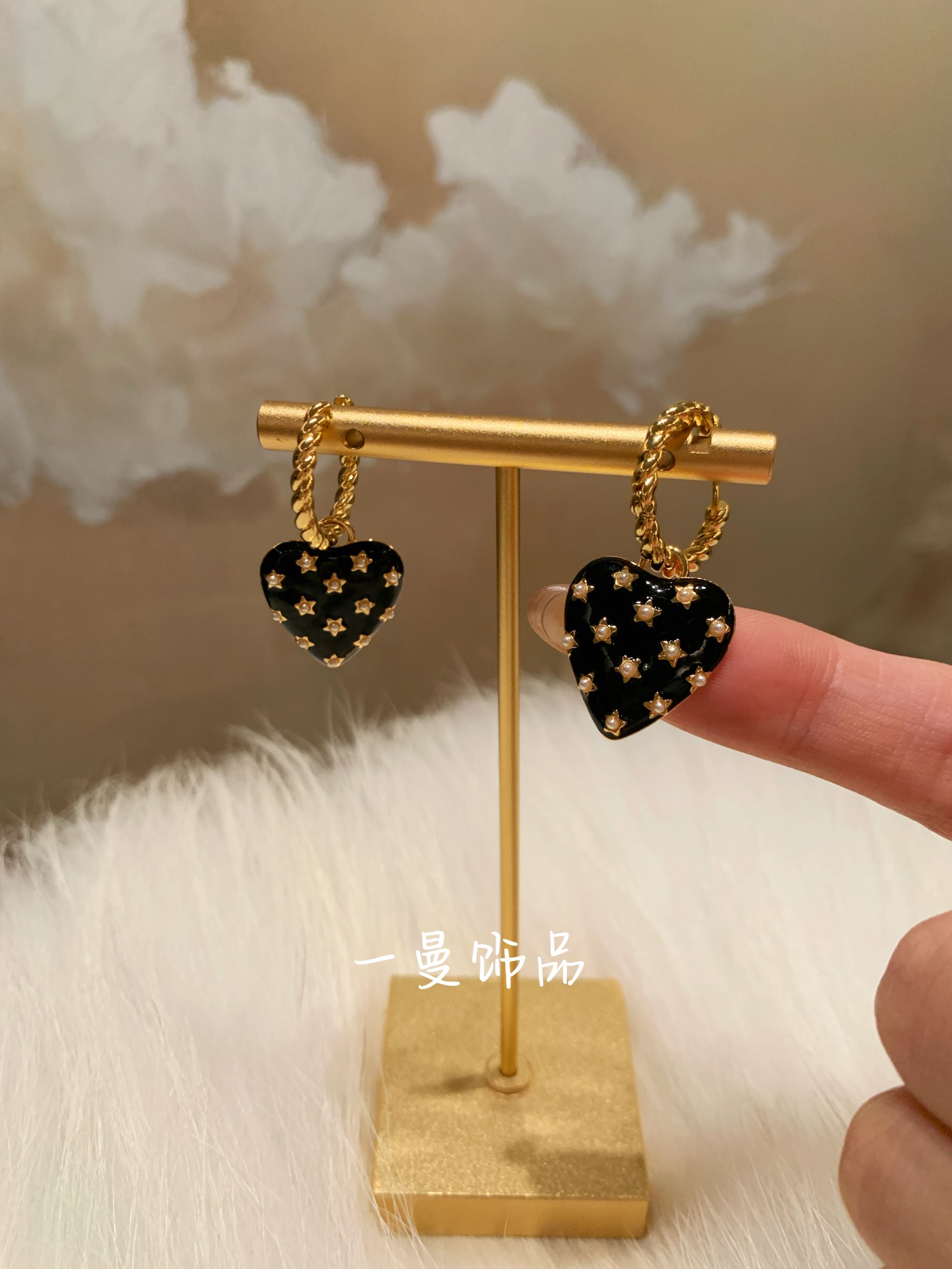 铜合金仿珍珠耳饰 复古黑金小星星点缀爱心吊坠耳圈MZ4230