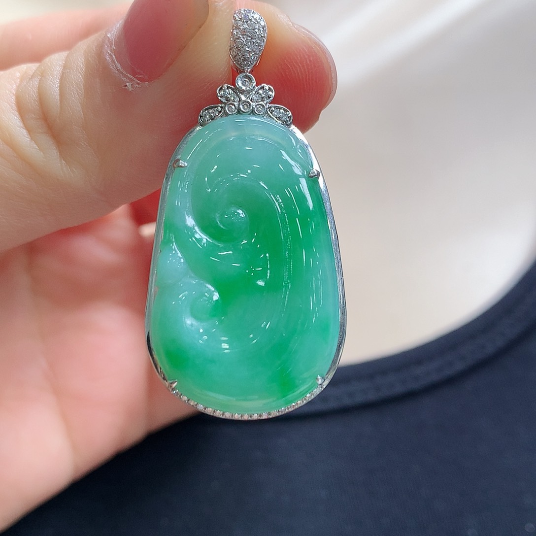 翡翠18K金镶嵌颈饰如意