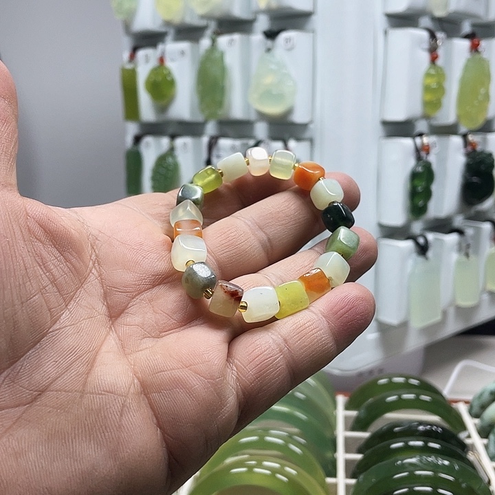 蛇纹石玉颈饰未镶嵌