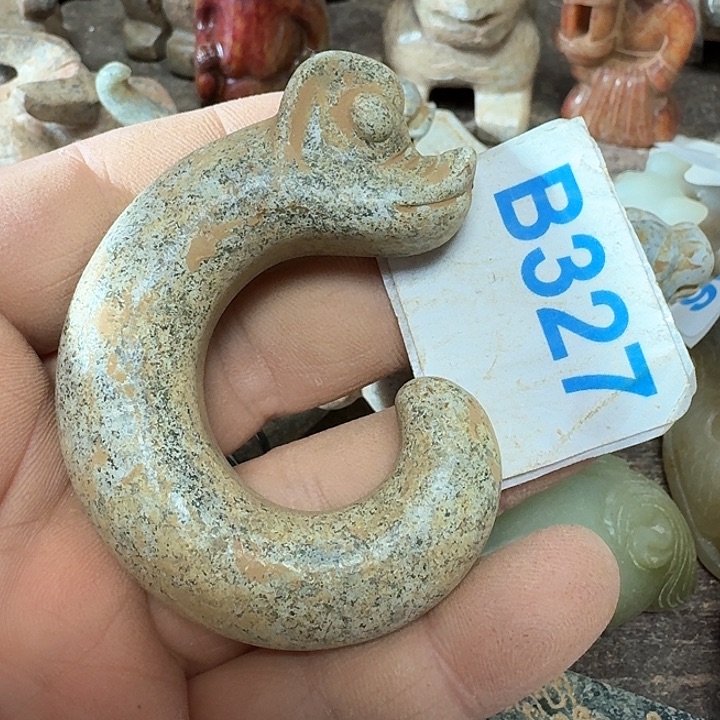 蛇纹石玉颈饰未镶嵌