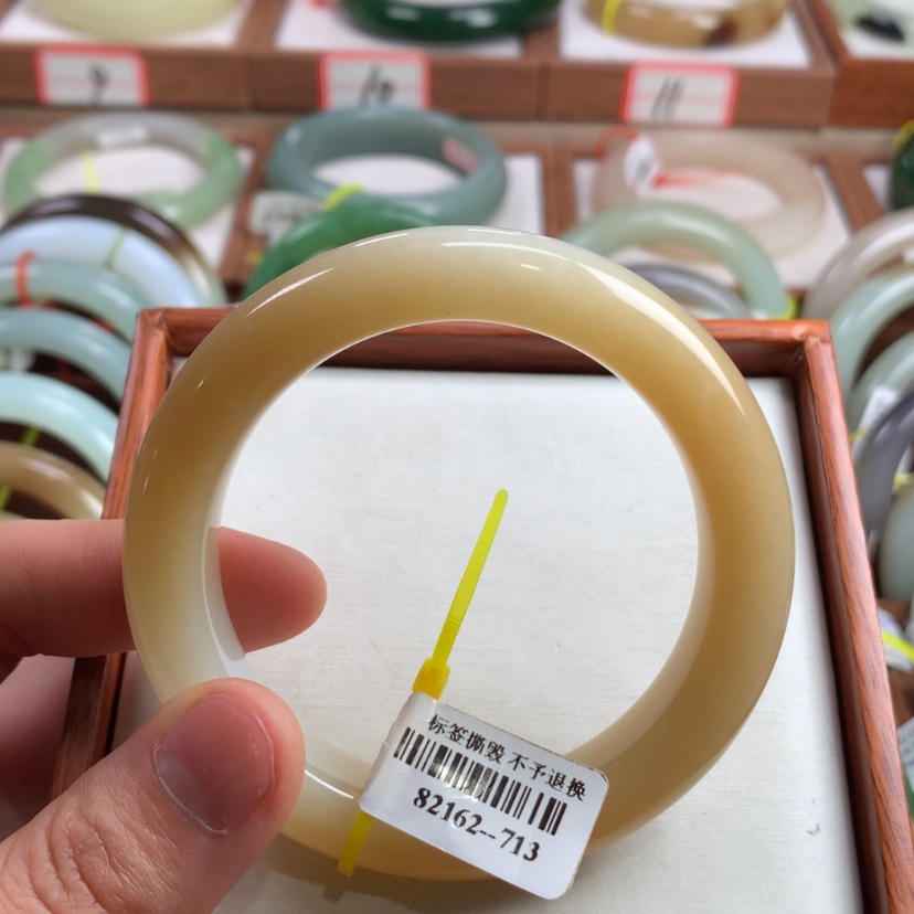 【闪购商品】和田玉手镯未镶嵌55