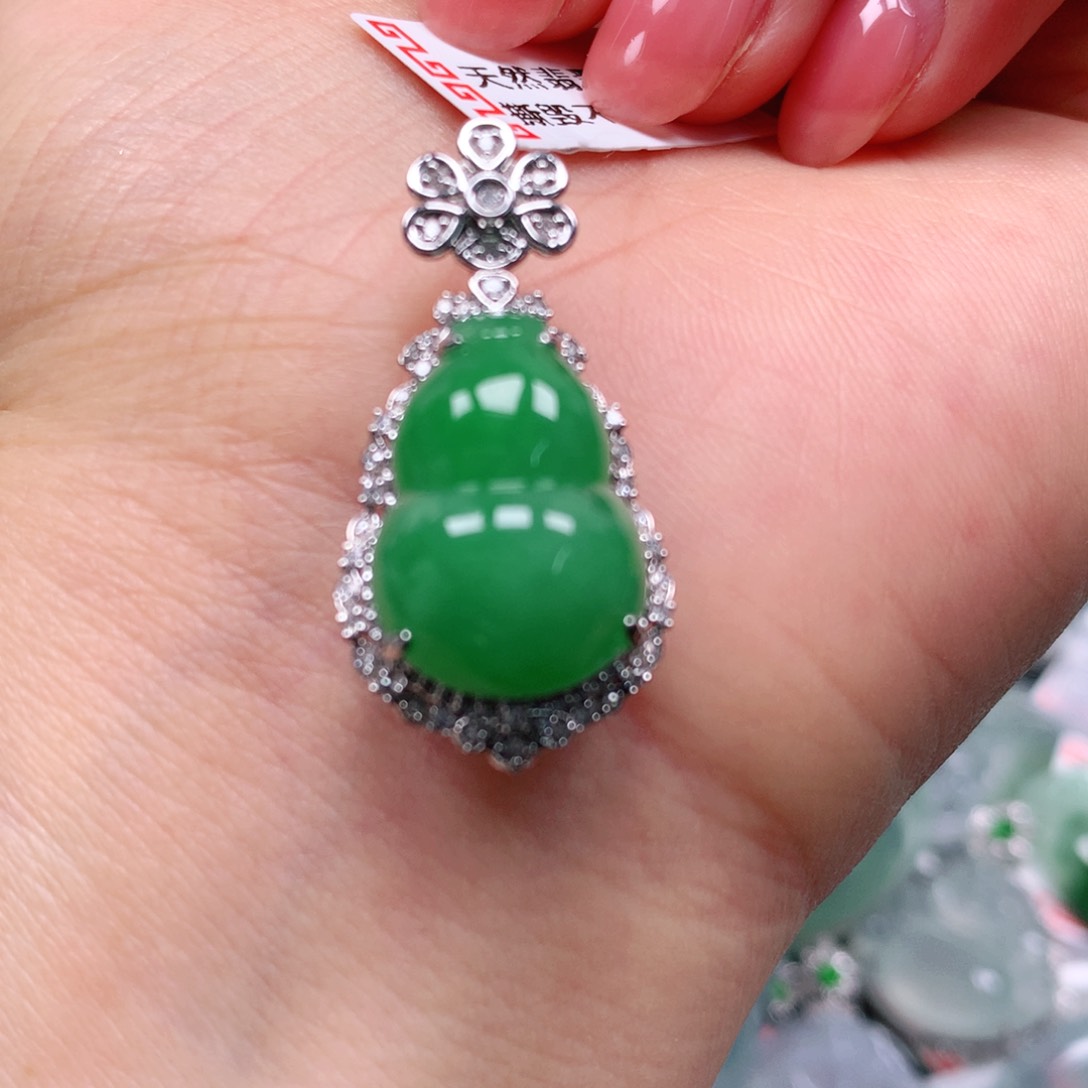 翡翠颈饰18K金镶嵌天然翡翠