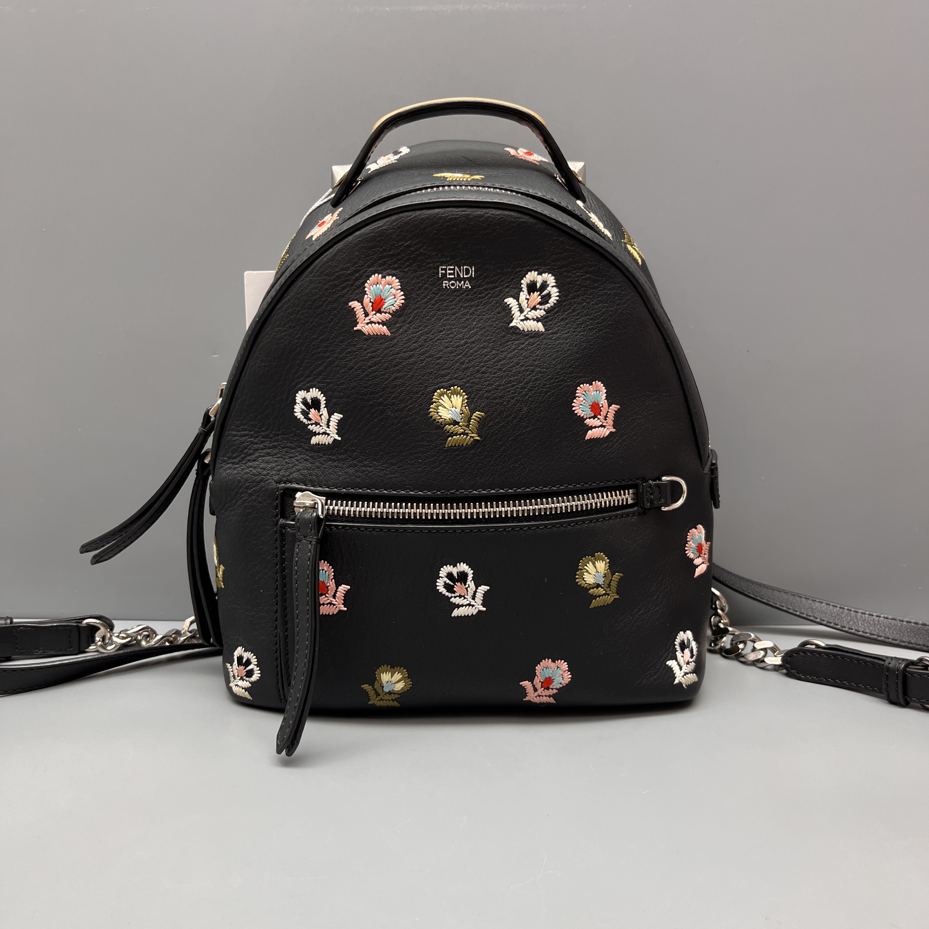 95新 FENDI/芬迪 黑色花卉刺绣双肩背包 尺寸20*24 SV18449