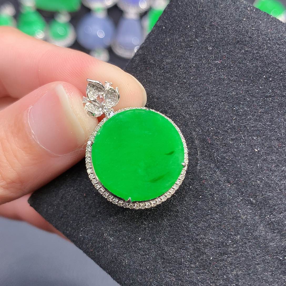 颈饰18K金镶嵌翡翠