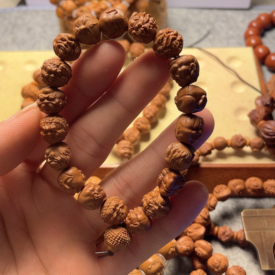 龙纹桃核雕刻子山罗汉