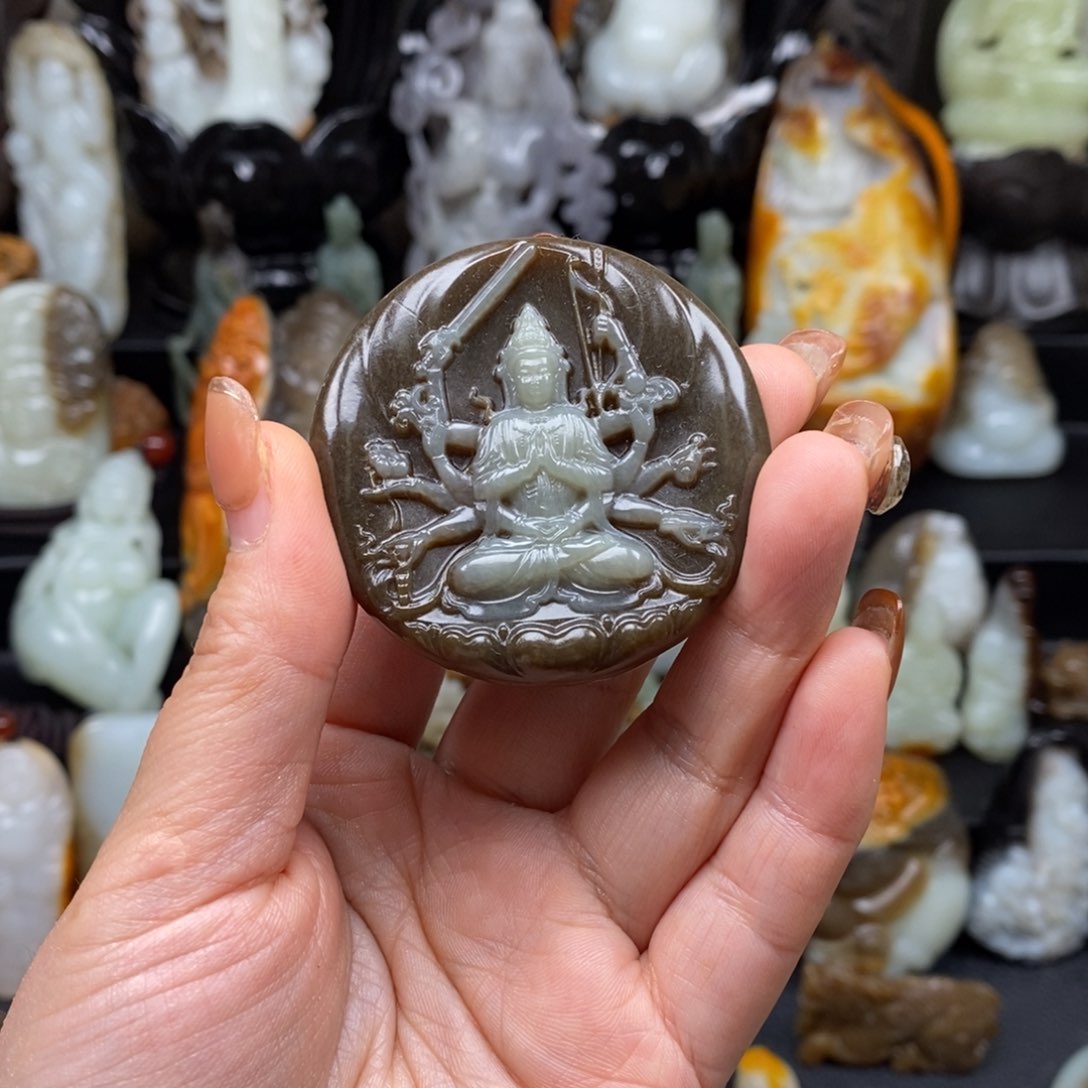 和田玉颈饰未镶嵌黑****?