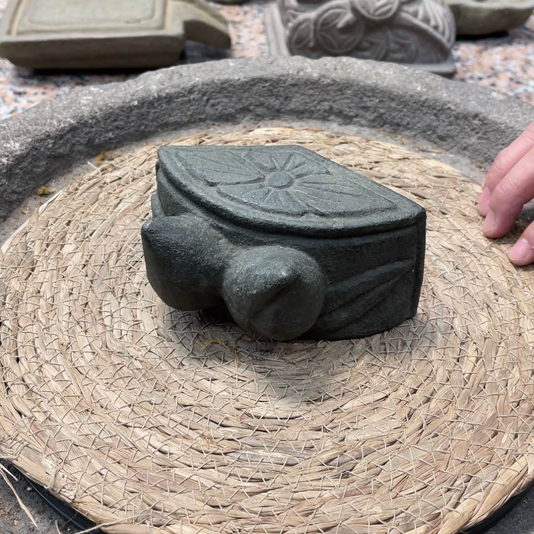 倦***爷老挝石青石摆件很漂亮