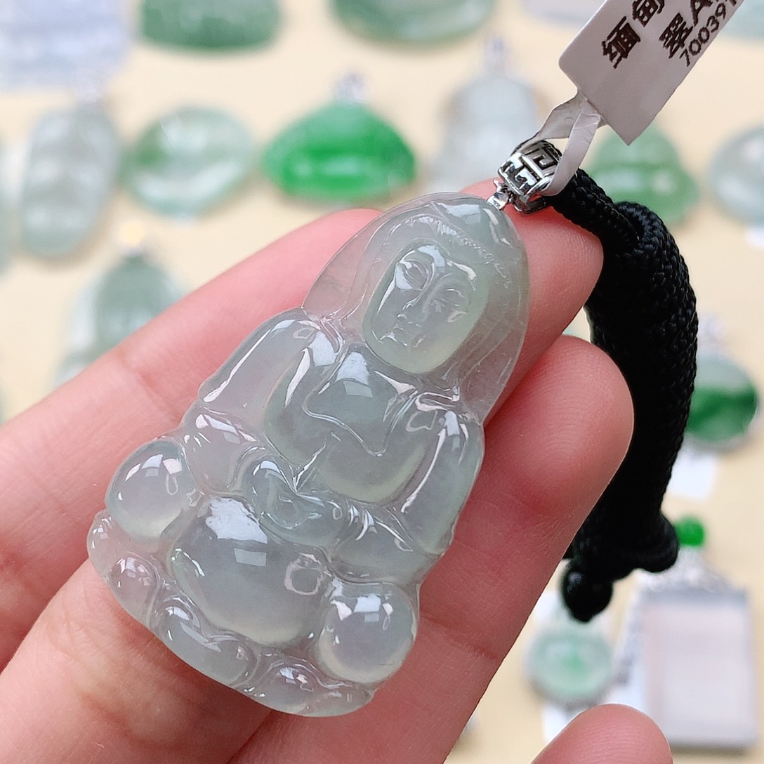 翡翠18K金镶嵌颈饰观音