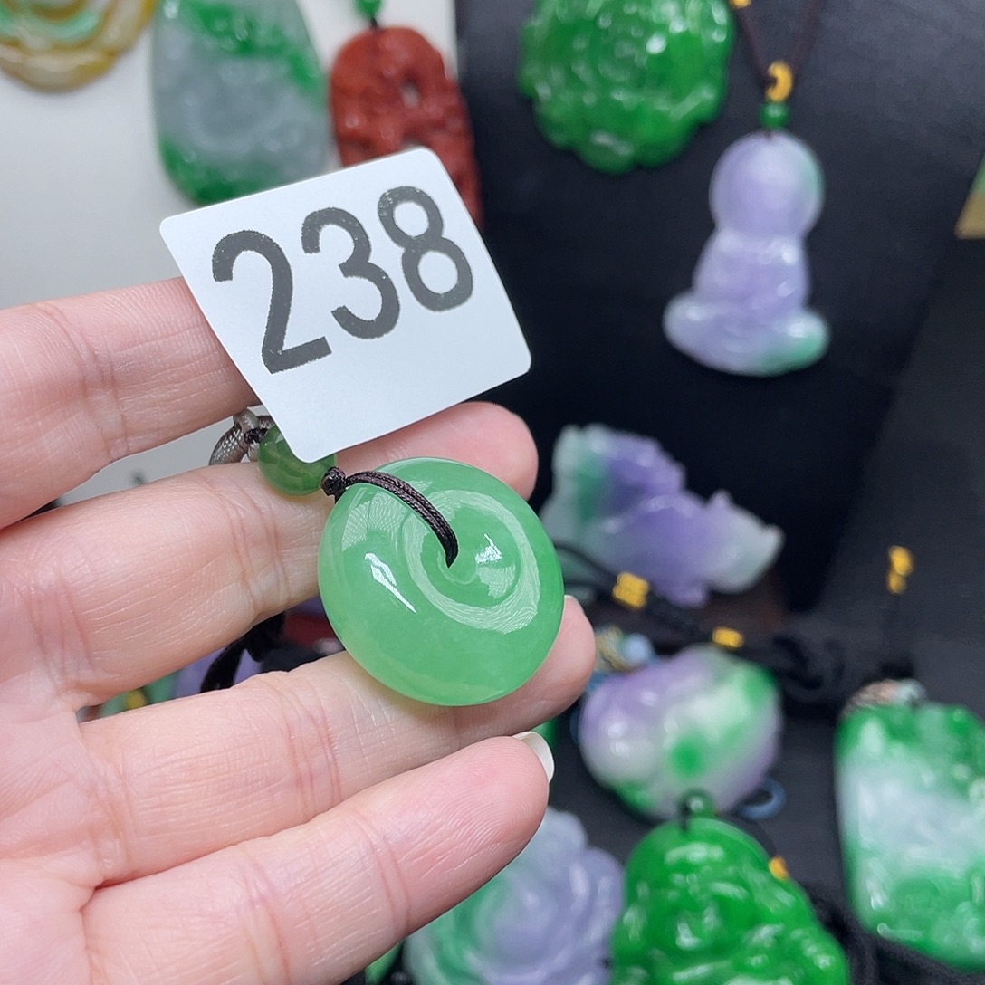 翡翠未镶嵌吊坠(赠链)