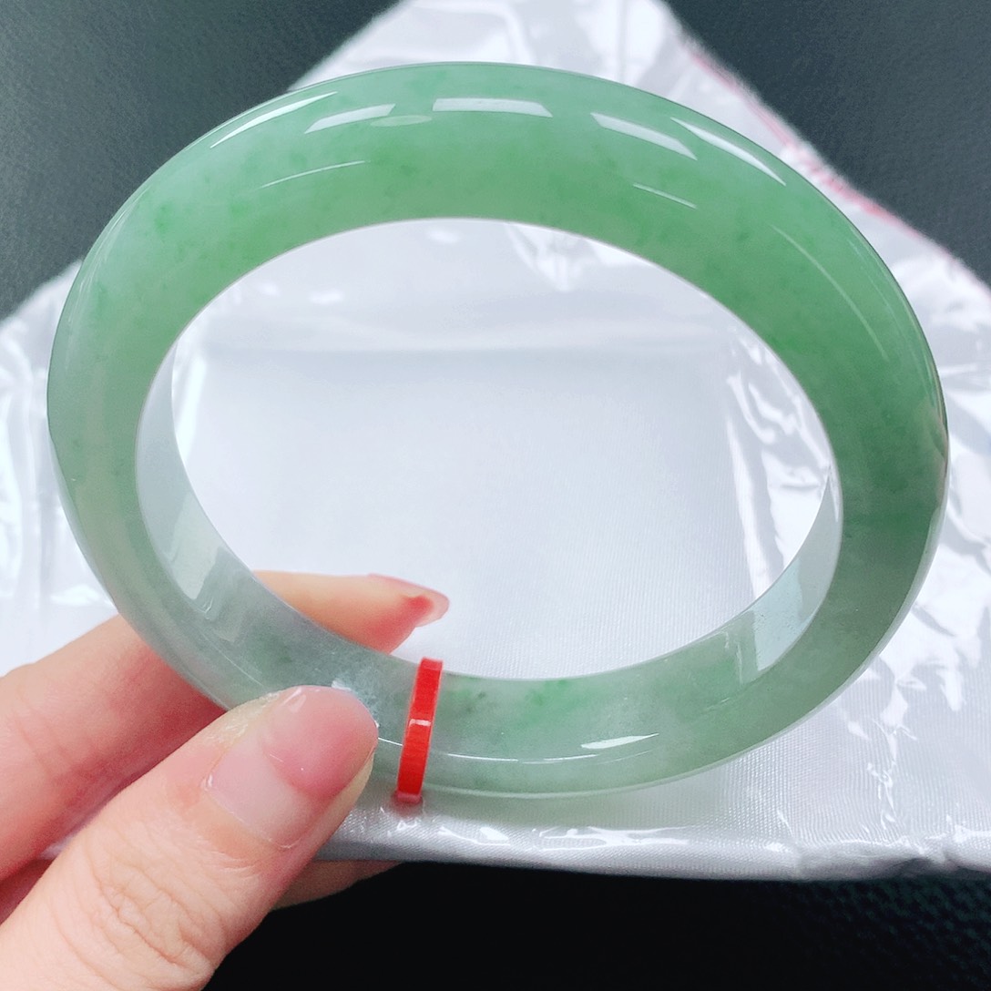 翡翠手镯未镶嵌61圈