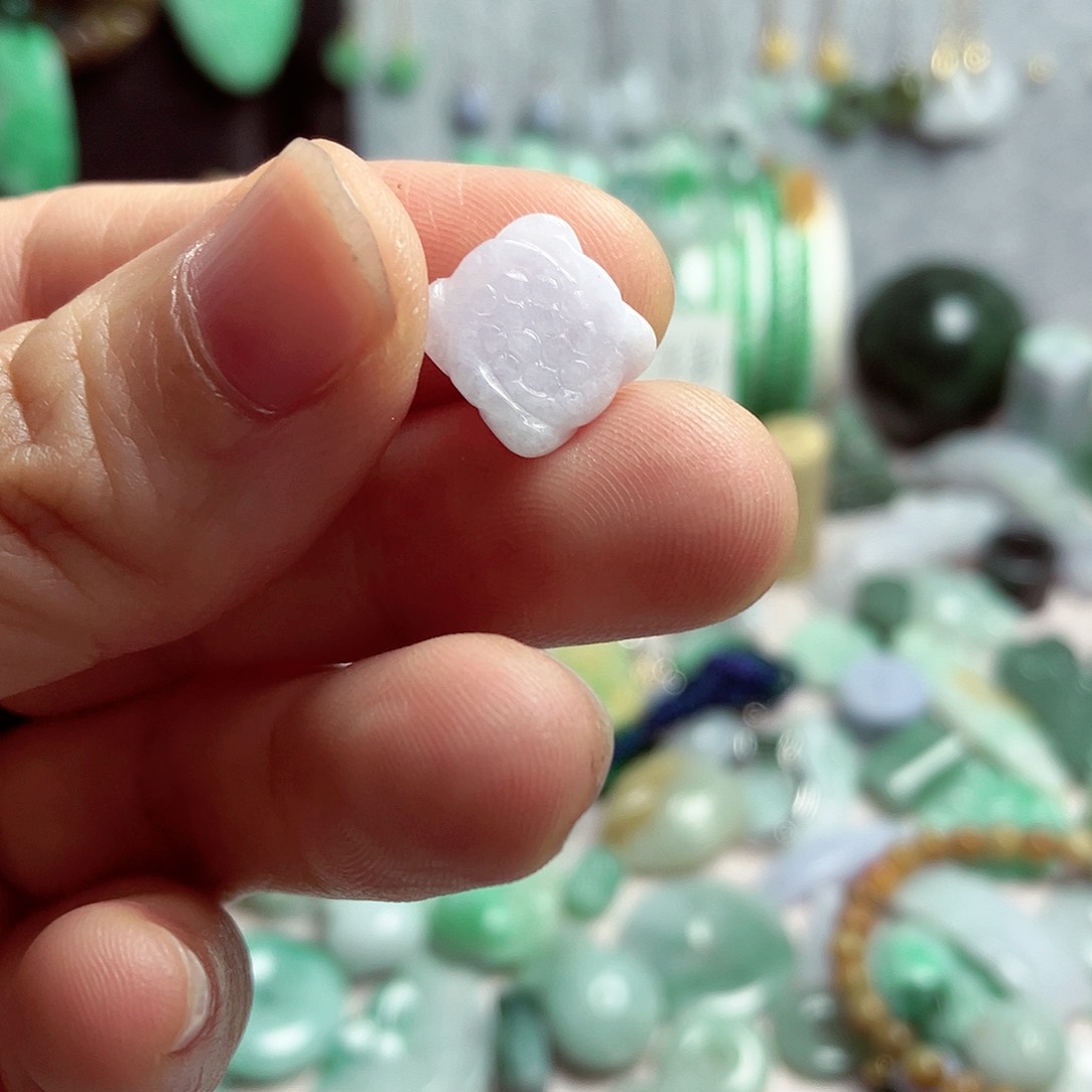 翡翠颈饰未镶嵌小花花